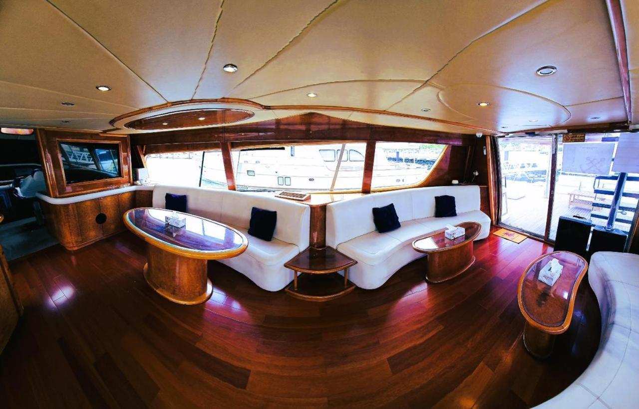 Botel Riviera Leisure Yachts Dubai
